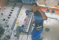 写真：演奏をする野口宇宙飛行士