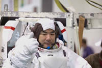 写真：船外活動訓練を行う野口宇宙飛行士